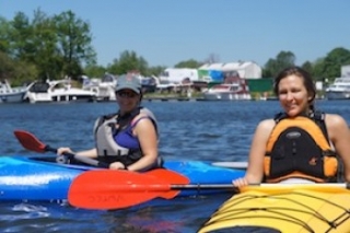 Disfrutando de los kayaks en la Marina